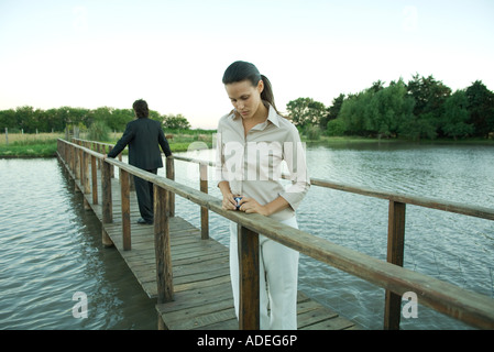 L'homme et la femme debout sur la passerelle, à l'un de l'autre Banque D'Images