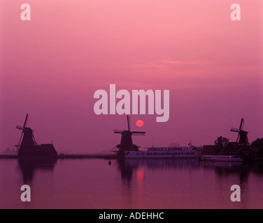 Aux Pays-Bas. Moulins à vent de Zaanse Schans au lever du soleil. Banque D'Images