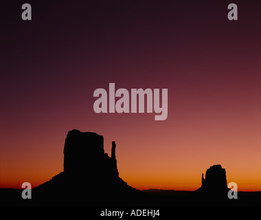 États-unis d'Amérique. Arizona-Utah. Monument Valley Navajo Tribal Park rock formations silhouetté au coucher du soleil. Banque D'Images