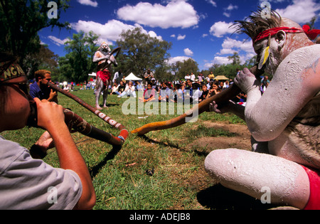 Les aborigènes australiens à jouer du didjeridoo Banque D'Images