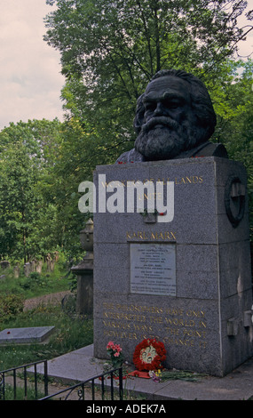 La tombe de Karl Marx dans le Cimetière de Highgate London England UK Banque D'Images