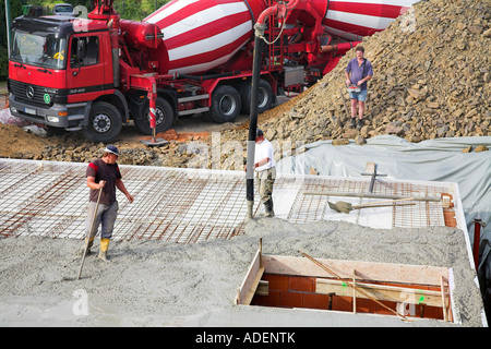 Béton pompage pendant la construction d'une cave pour une nouvelle maison. Allemagne Banque D'Images