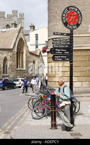 Cambridge Informations Street Sign et visiteur. Banque D'Images