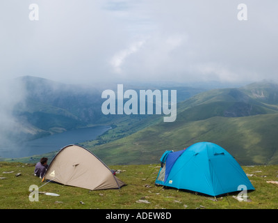 Camping tentes de camping sauvage sur Snowdon sommet avec vue à partir du haut de Llyn Cwellyn Parc National de Snowdonia. Gwynedd North Wales UK