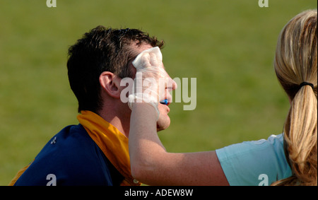 Un physiothérapeute a tendance à faire des blessés dans un match de rugby. East Sussex, Royaume-Uni Banque D'Images