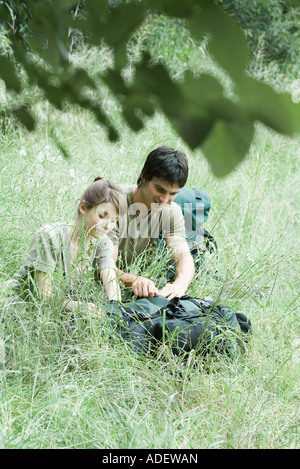 Sac à dos de randonnée couple in grass Banque D'Images