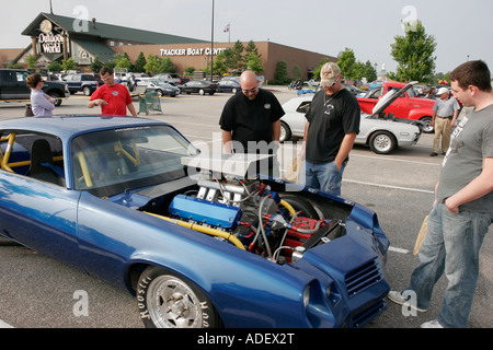 Hampton Virginia,Tidewater Area,Bass Pro Shops Outdoor World,car cars show,course,sur mesure,hommes,visiteurs Voyage tourisme landma Banque D'Images