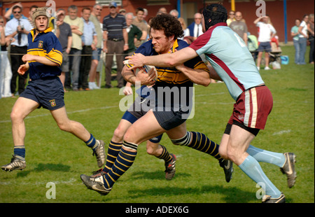 La foule à la vôtre comme un joueur de rugby d'Eastbourne est proche de marquer un essai. Photo par Jim Holden. Banque D'Images