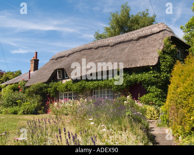 Chaumière pittoresque jardin devant et dans le village de Sutton West Sussex England Royaume-Uni Grande-Bretagne Banque D'Images