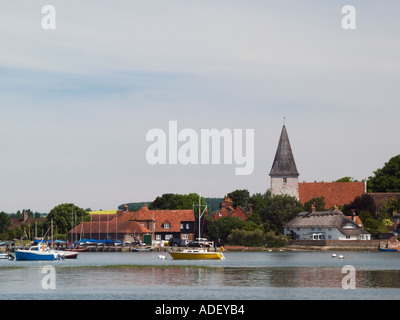 BOSHAM CHURCH et club de voile à Bosham Creek dans la région de Chichester harbour Bosham West Sussex England UK Banque D'Images