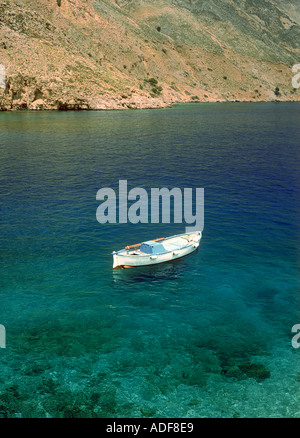 Le bateau de pêche au petit port de Loutro dans la région de Sfakia de Crète en Grèce Banque D'Images