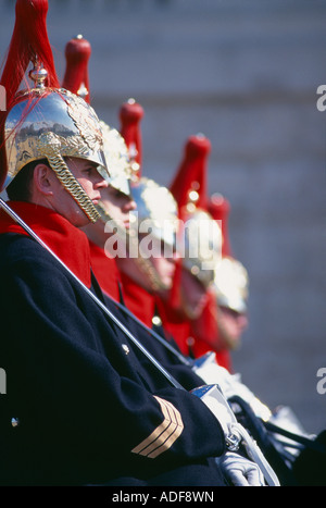La cavalerie de famille Blues Royals sur Horse Guards Parade au cours de l'évolution de la Garde côtière canadienne Whitehall London UK Banque D'Images