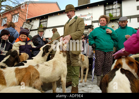 David Davies Hunt rassemble à l'extérieur de l'hôtel Angel Llanidloes pour le Boxing Day annuel rencontrez Powys Pays de Galles UK GO Banque D'Images