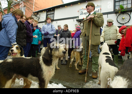 David Davies Hunt pack de fox hounds se rassemblent pour le Boxing Day annuel réunit en Powys Llanidloes Mid Wales UK Banque D'Images