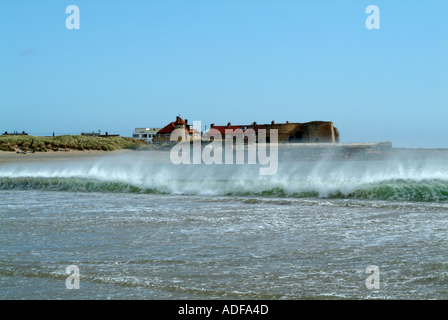 Les vagues et les embruns sur Mer du Nord à la baie et du port de Beadnell Nortumberland Angleterre United Kngdom UK Banque D'Images