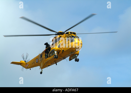 Sea King Air Sea Rescue Helicopter sur l'exercice dans le Northumberland Banque D'Images