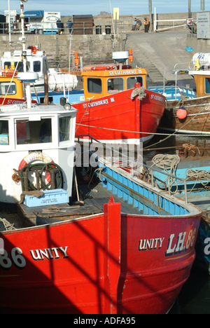 Les bateaux de pêche amarrés dans le port à Seahouses Northumberland England Royaume-Uni UK Banque D'Images