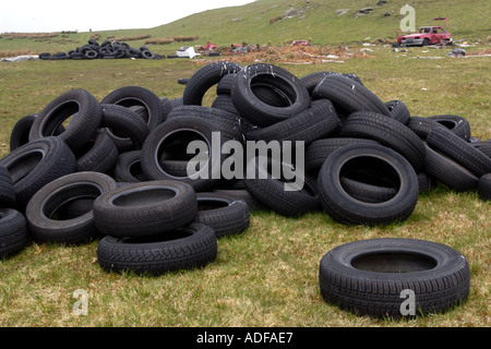 Certains des milliers de pneus abandonnés sur Gelligaer Bedlinog commune près de South Wales UK GO Banque D'Images