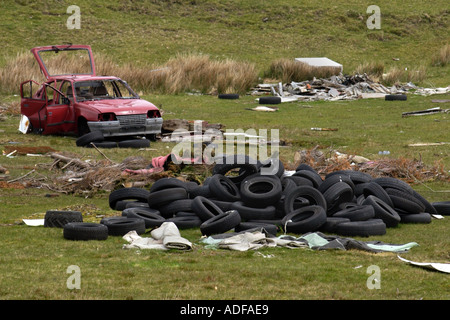 Certains des milliers de pneus et d'ordures déversées sur Gelligaer Bedlinog commune près de South Wales UK GO Banque D'Images