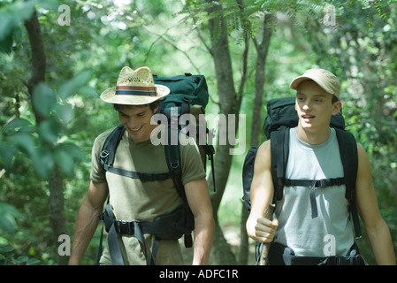 Deux randonneurs à pied à travers la forêt Banque D'Images