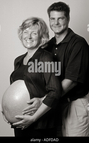 Portrait de femme enceinte au dernier terme avec mari Banque D'Images