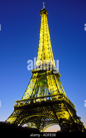 France Paris La Tour Eiffel illuminée la nuit Banque D'Images
