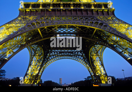 France Paris La Tour Eiffel illuminée la nuit Basse vue grand angle de dessous Banque D'Images