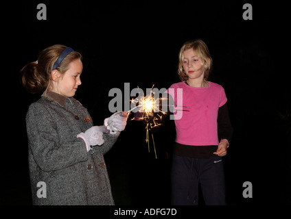 Enfants jouant avec des cierges sur Bonfire Night Banque D'Images