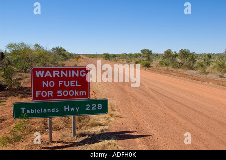 Pas de carburant pour 500km signe en extrémité ouest de Barkley, Territoire du Nord Australie Route Stock Banque D'Images