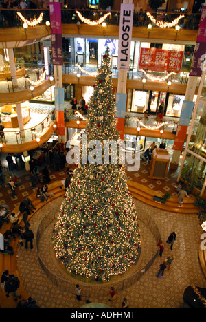 Vue supérieure de l'arbre de Noel et Shoppers à Princes Square Shopping Centre, la veille de Noël, Glasgow, Ecosse. Le 06 décembre. Banque D'Images