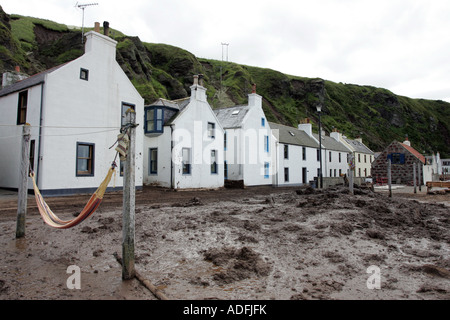Glissement de terrain qui a frappé le village de Pennan, Aberdeenshire, Scotland, UK, après une pluie torrentielle en août 2007 Banque D'Images