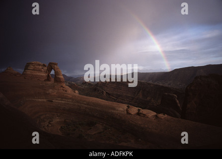 Arches National Park Delicate Arch au coucher du soleil avec des nuages et rainbow près de Moab Utah USA Banque D'Images