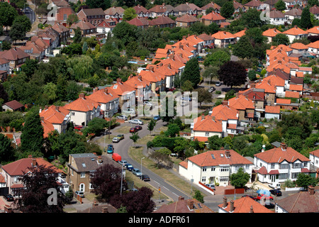 Vue aérienne de la rue avec 1930 mitoyenne s logement en banlieue de Tolworth près de Kingston Upon Thames Angleterre Banque D'Images