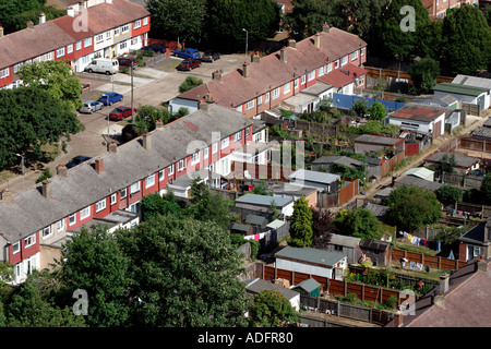 Vue aérienne de la rue avec le logement social en terrasses en banlieue de Tolworth près de Kingston Upon Thames Angleterre Banque D'Images