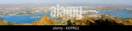 Photo 5 une croix vue panoramique d'Udaipur avec Fateh Sagar Lake Pichola Lake à gauche et droite de la Mousson Palace Road. Banque D'Images