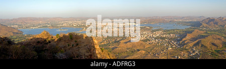 Photo 3 une croix vue panoramique d'Udaipur avec Fateh Sagar Lake Pichola Lake à gauche et droite de la Mousson Palace Road. Banque D'Images