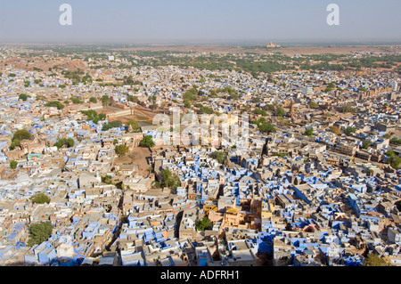 Un grand angle vue aérienne sur la 'ville bleue' de Jodhpur à partir de la Mehrangarh Fort remparts. Banque D'Images
