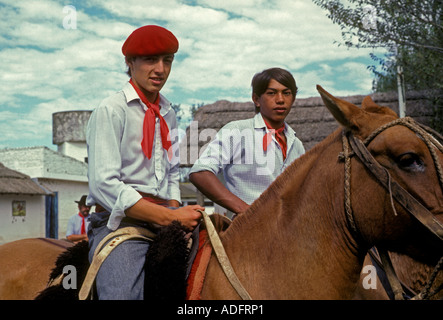 Les Argentins, les jeunes hommes, homme, pantacourts, estancia, San Antonio de Areco, Province de Buenos Aires, Argentine Banque D'Images