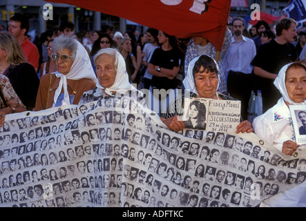 Les mères argentines, Madres de la Plaza de Mayo, protester, protestation, Plaza de Mayo, ville de Buenos Aires, Argentine Banque D'Images