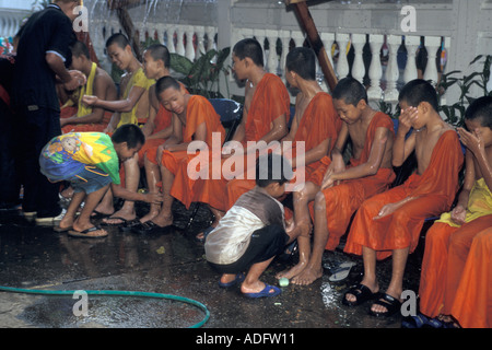 Lave-moine pendant songkran festival du Nouvel An thaï Banque D'Images