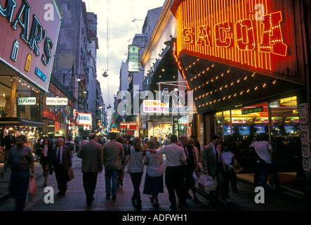 Les gens, les touristes, la vie nocturne, la Calle Lavalle, Buenos Aires, province de Buenos Aires, Argentine, Amérique du Sud Banque D'Images