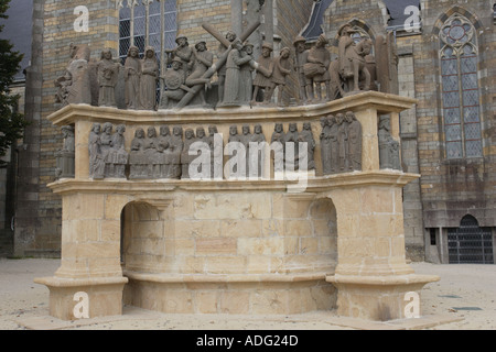 Calvaire avec scènes de vie du Christ au Calvaire reconstruit par USA aviateurs Plougastel Daoulas Bretagne France Banque D'Images