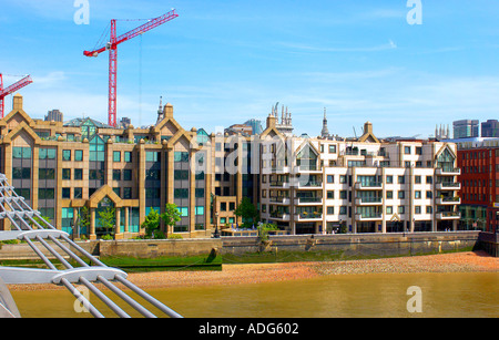 Thameside Développement de la Millennium Bridge London UK Banque D'Images