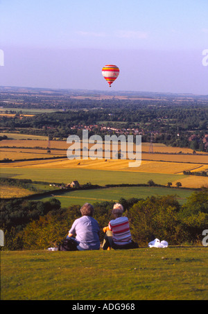 Regarder les gens d'Aylesbury Vale plus de ballons de Coombe Hill Buckinghamshire Banque D'Images