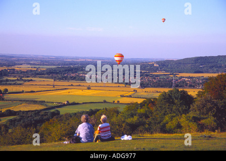 Regarder les gens d'Aylesbury Vale plus de ballons de Coombe Hill Buckinghamshire Banque D'Images