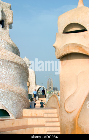 Espagne Barcelone et cheminées du toit de La Pedrera Casa Mila aka architecte Antoni Gaudi Banque D'Images