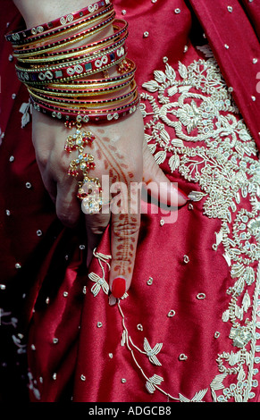 Main de mariée indienne peinte avec henna Banque D'Images