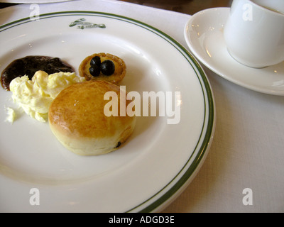 Scone crème traditionnels faisant partie de l'après-midi buffet thé au Raffles Hotel Singapore Banque D'Images