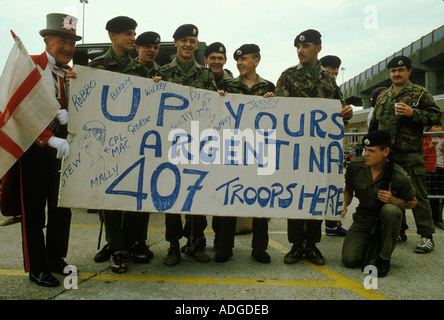 Guerre des Malouines les soldats britanniques attendent de partir de Southampton sur le QE2 avec un homme mascotte en chapeau haut-de-forme portant le drapeau de St George le 1982 mai. Soldats Banque D'Images