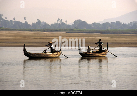 Deux petits canots en bois étant ramé sur l'Irrawaddy, fleuve Ayeyarwady ,Birmanie Myanmar Banque D'Images